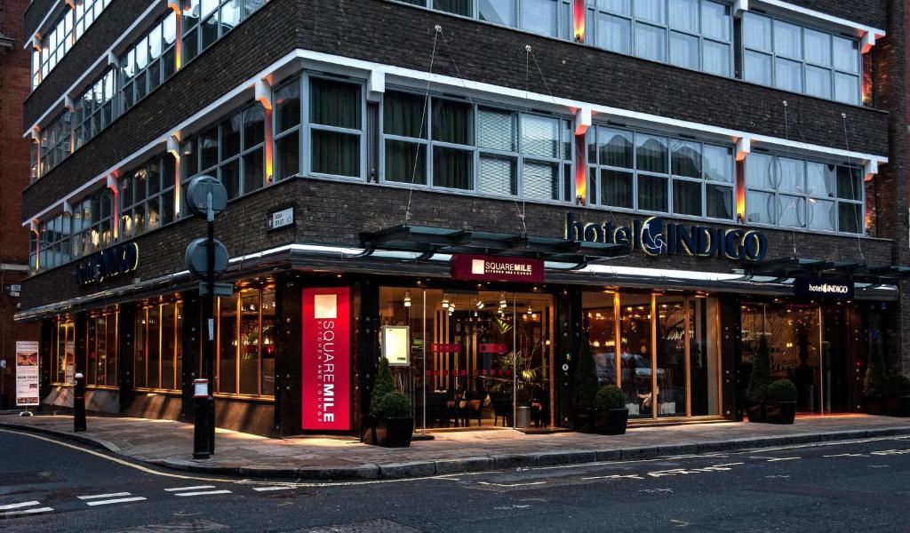 una tienda frente a un edificio en una calle de la ciudad en Hotel Indigo London Tower Hill, an IHG Hotel en Londres