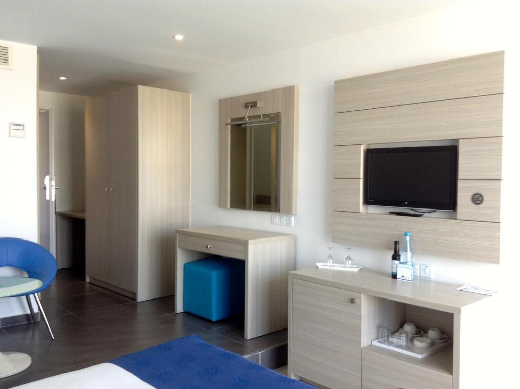 Limanaki Beach Hotel & Suites - 