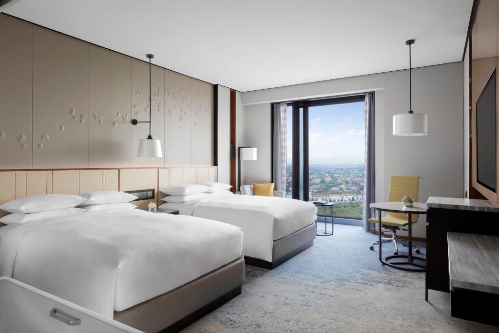 Postel nebo postele na pokoji v ubytování Shanghai Marriott Hotel Pudong South
