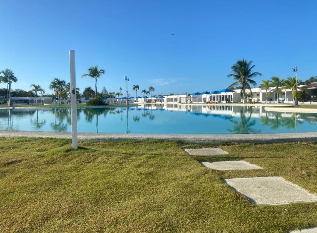 Bazén v ubytování Relajante villa cerca de la playa nebo v jeho okolí