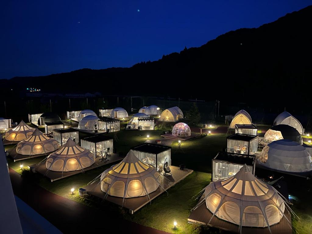 Nespecifikovaný výhled na hory nebo výhled na hory při pohledu z hotelu