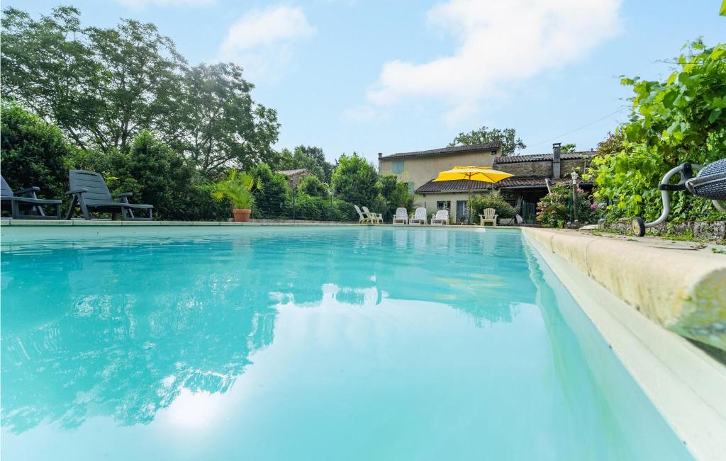 una piscina de agua azul en un patio en Nice Home In Chalabre With Outdoor Swimming Pool, en Chalabre