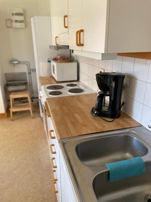 Kuchyň nebo kuchyňský kout v ubytování Vandrarhemmet Ölands Skogsby