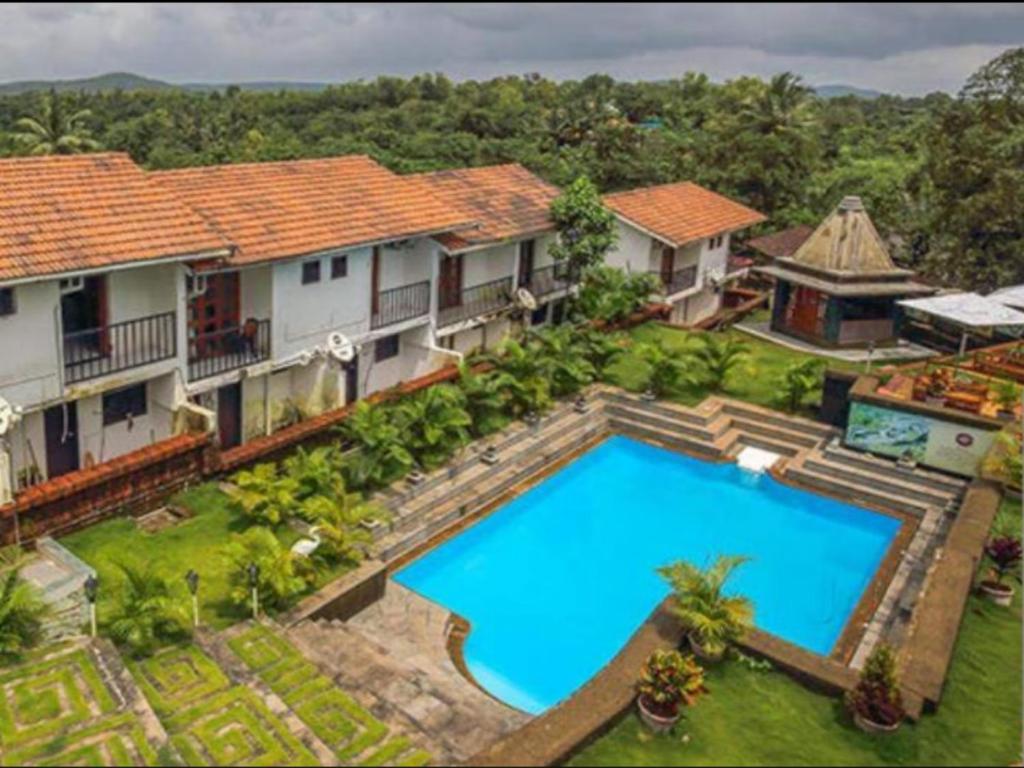 una vista aérea de una casa con piscina en Wada Chirebandi en Gimvi