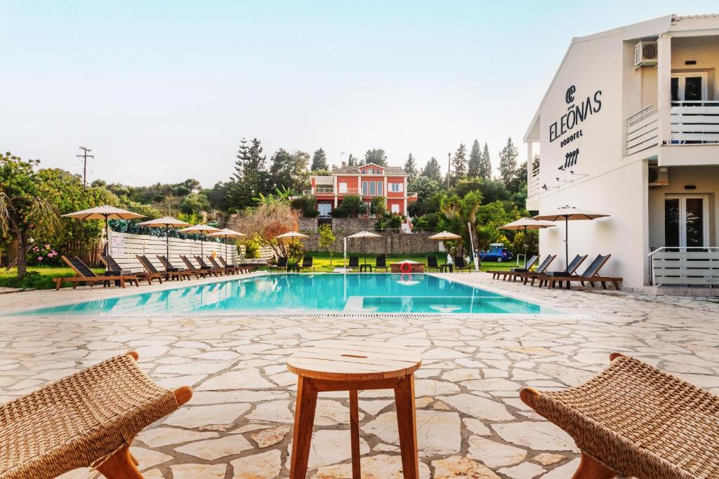een zwembad in een hotel met stoelen en een tafel bij ELEŌNAS bohotel in Kavos