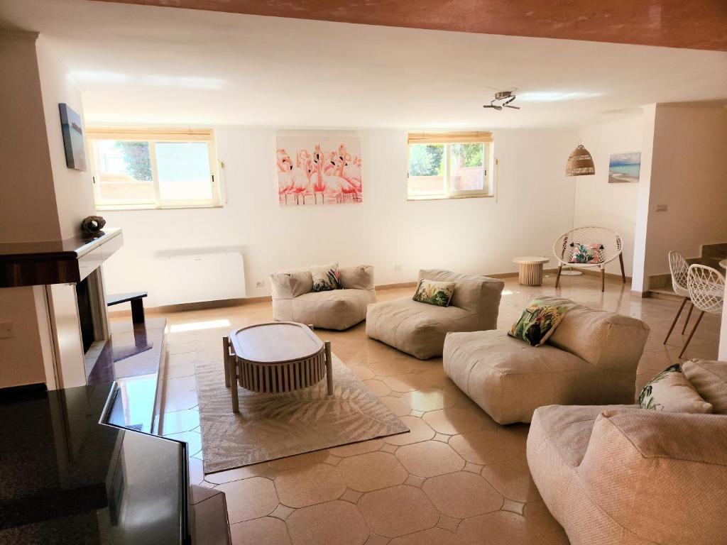 ein Wohnzimmer mit Sofas und einem Tisch in der Unterkunft Oasi Sul Golfo in Su Forti