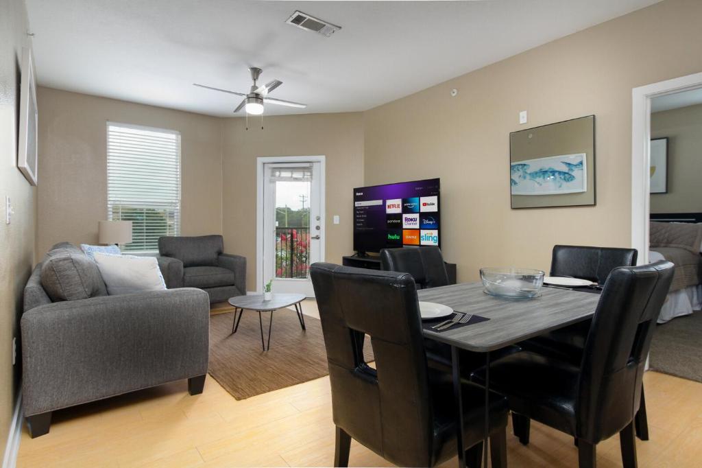 una sala da pranzo e un soggiorno con tavolo e sedie. di Private 2BR APT Downtown By RiverWalk a San Antonio