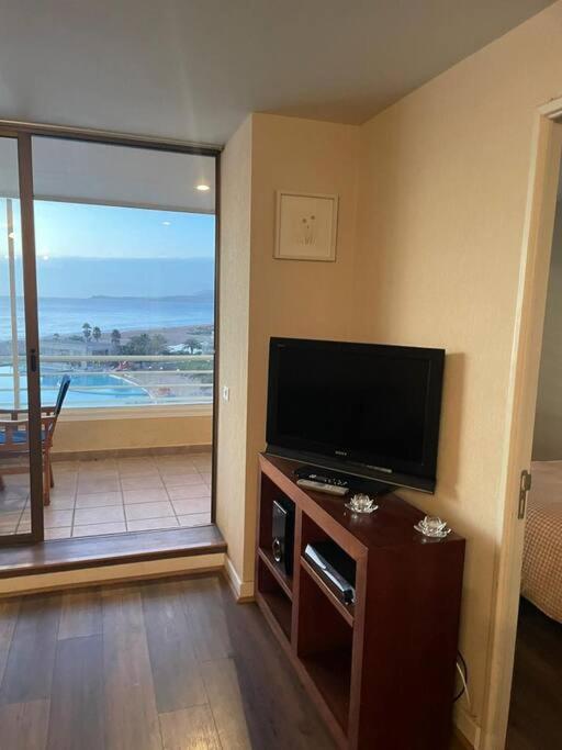 TV a/nebo společenská místnost v ubytování Agradable Dp San Alfonso del Mar