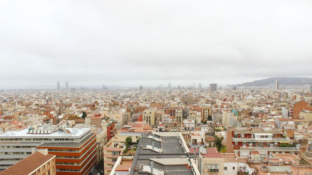 Nespecifikovaný výhled na destinaci Barcelona nebo výhled na město při pohledu z 
