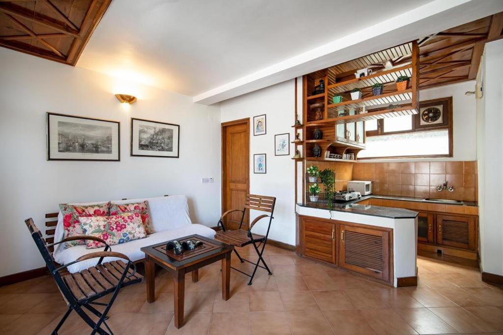 - un salon avec un canapé et une table dans l'établissement Villa Bliss Nest, à Nainital
