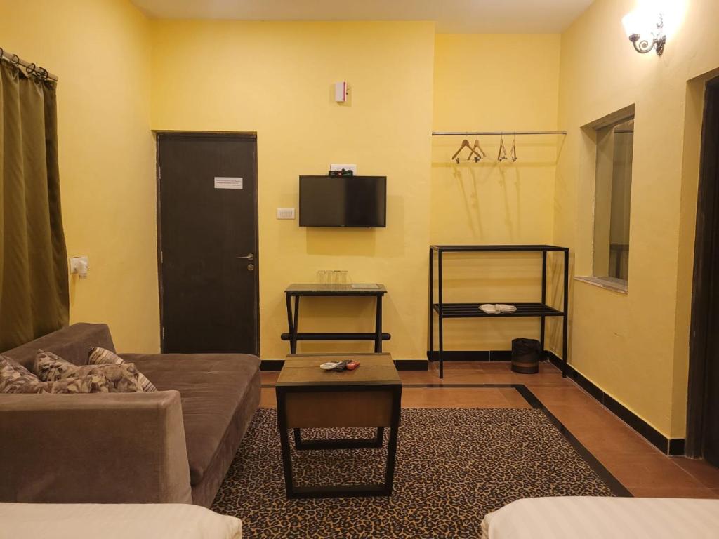 TV a/nebo společenská místnost v ubytování Tuli Veer Bagh Resort