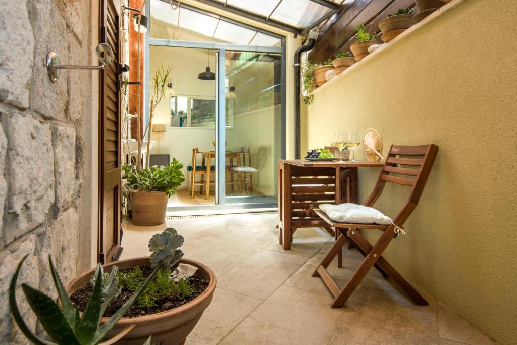 Pokój z krzesłem i stołem z roślinami w obiekcie Hidden Luxury Residence 2BR with terrace w Splicie