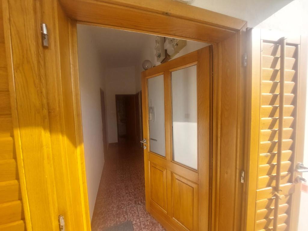 Zdjęcie z galerii obiektu Studio-app Iva, balcony with sea view - 50 m from beach w mieście Pag