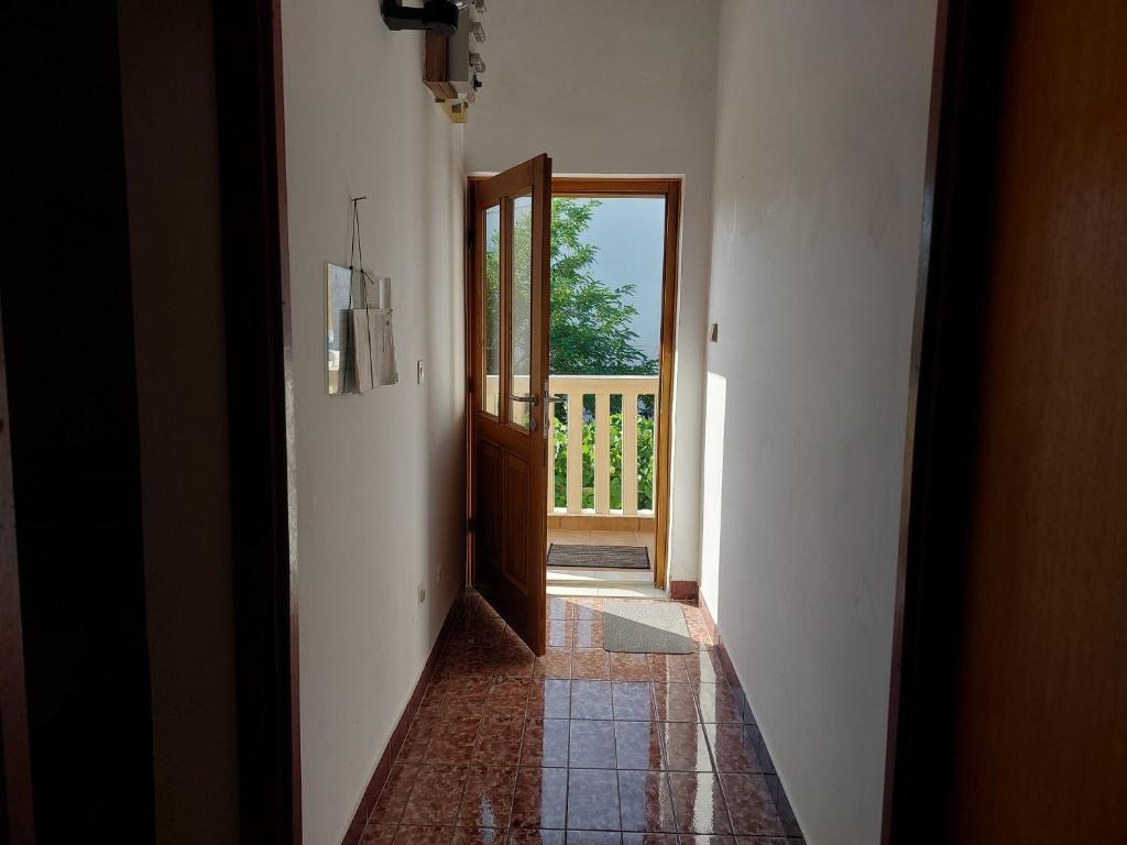 Zdjęcie z galerii obiektu Studio-app Iva, balcony with sea view - 50 m from beach w mieście Pag