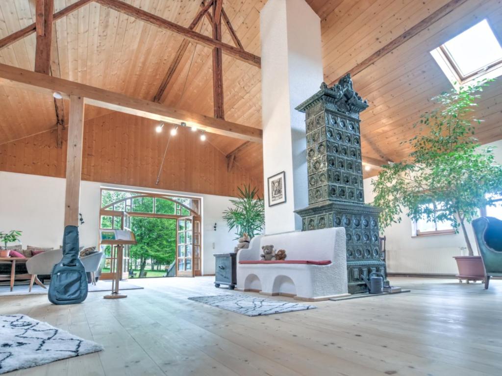 ein Wohnzimmer mit einem Kamin und einer Holzdecke in der Unterkunft 400qm bayerische VILLA 2500qm uneinsehbarer Garten in beliebter Urlaubsregion in Freyung