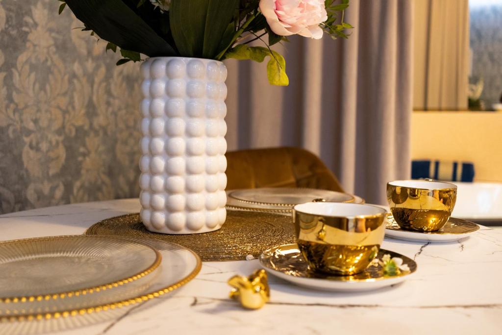 Gold Apartments Jacuzzi Room - 11