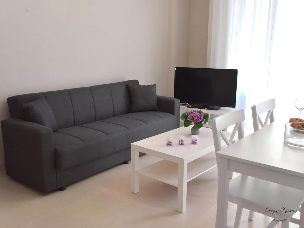 sala de estar con sofá y mesa en Maria's Central Renovated Suites 2, en Alexandroupoli