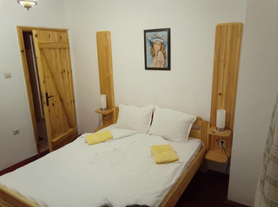 Postel nebo postele na pokoji v ubytování Ижата - топлина и уют