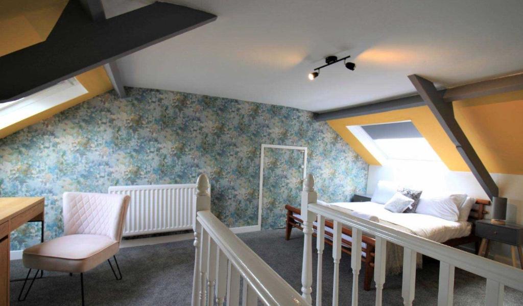 een slaapkamer met een bed en een trap met een kamer met bij Westbourne - Spacious 4 bed flat with free parking in Gateshead