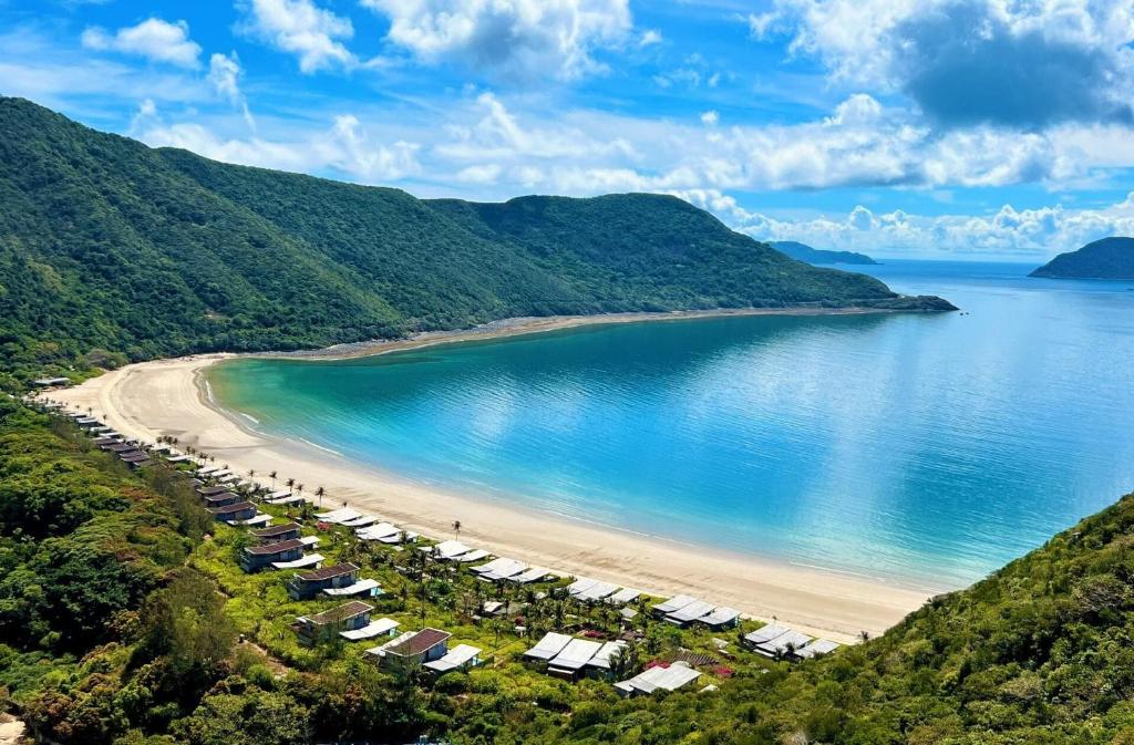 eine Luftansicht auf einen Strand mit einer Gruppe von Zelten in der Unterkunft Six Senses Con Dao - Turtle Island Paradise in Con Dao