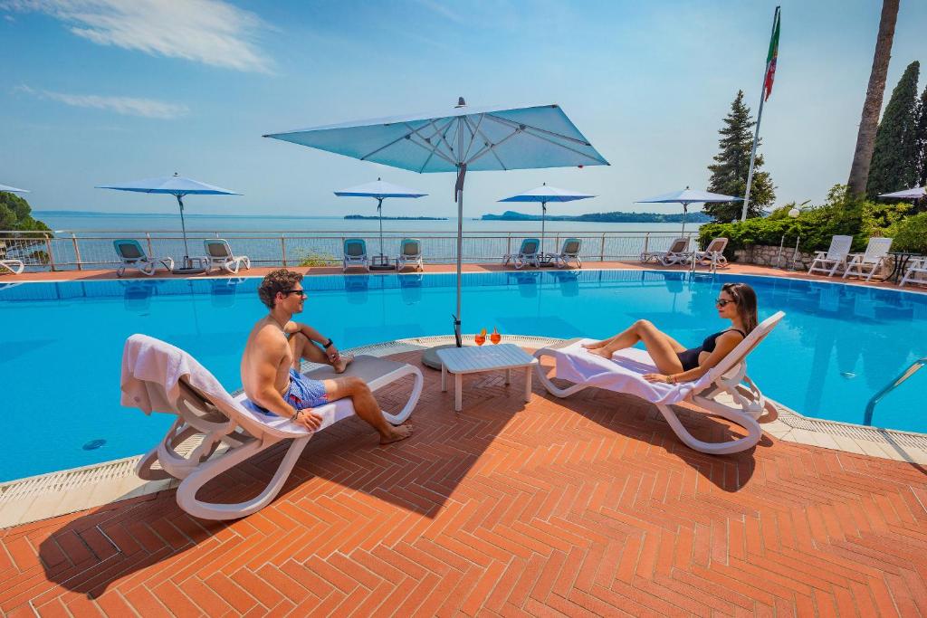 Bazén v ubytování Hotel Villa Florida & Suite Apartments nebo v jeho okolí