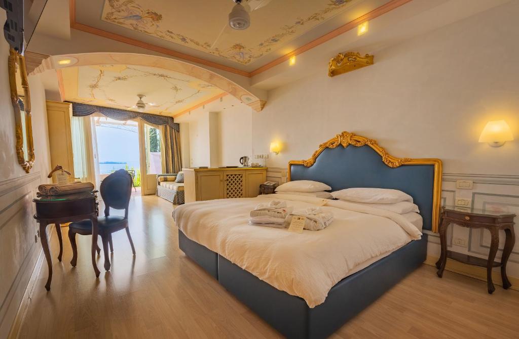 Postel nebo postele na pokoji v ubytování Hotel Villa Florida & Suite Apartments