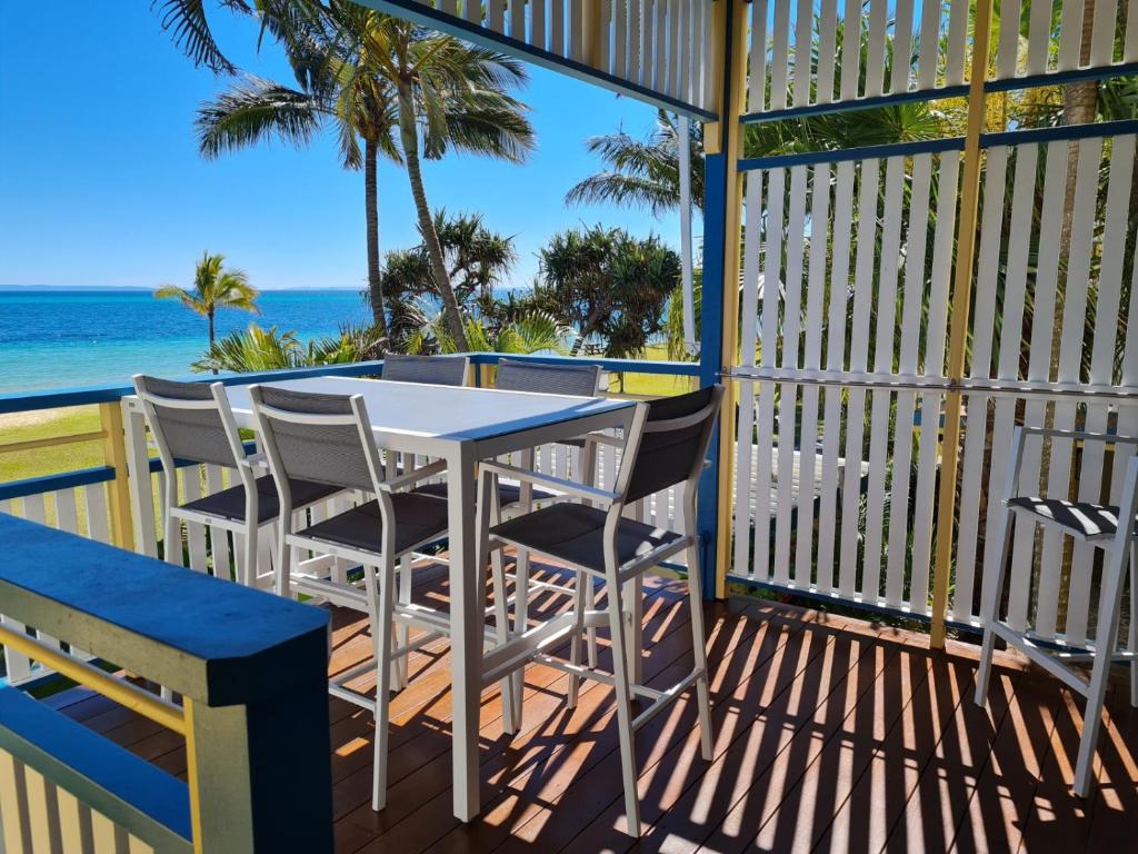 Villa 36 في تنجالوما: طاولة وكراسي على شرفة مطلة على المحيط