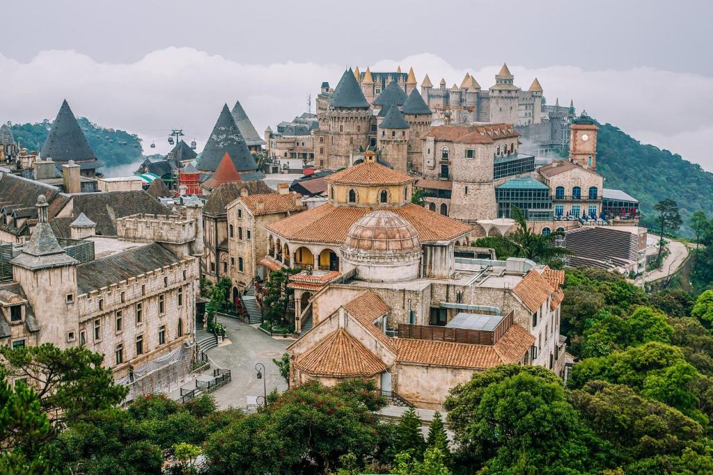 una vista aérea de una ciudad con edificios en Mercure Danang French Village Bana Hills en Da Nang