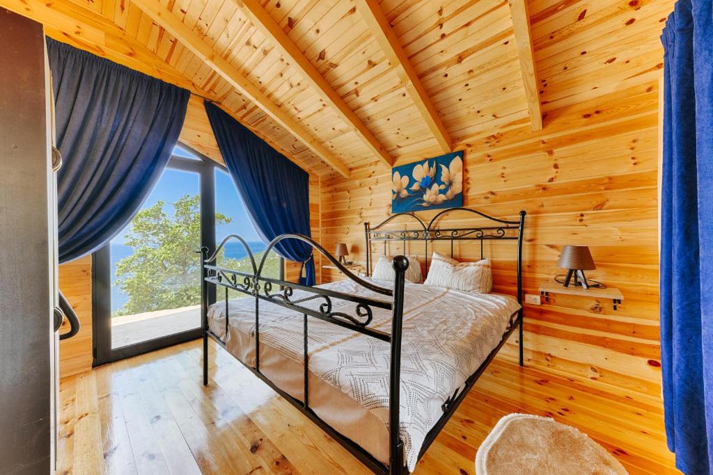 um quarto com uma cama num chalé de madeira em Olive Hills Holiday homes em Bar