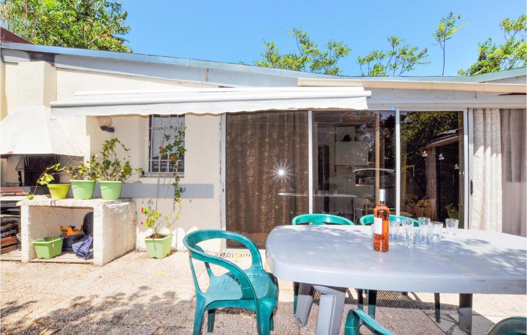 een witte tafel en stoelen op een patio bij Nice Home In Torreilles With Kitchen in Torreilles