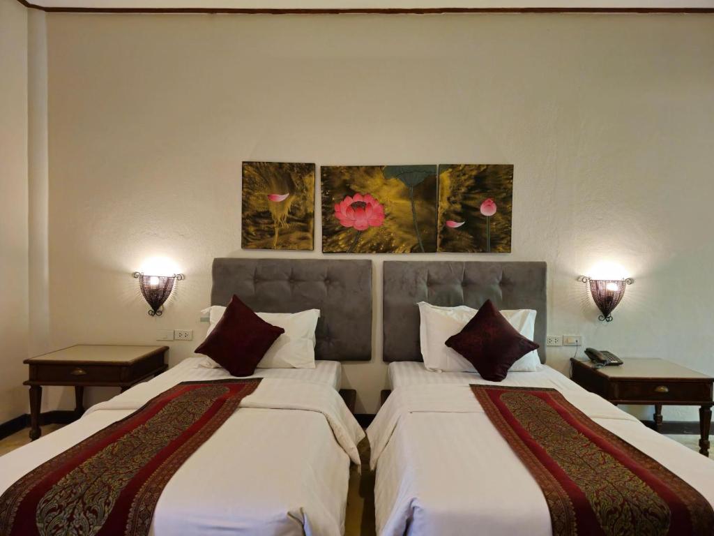 Postel nebo postele na pokoji v ubytování Baan Panwa Resort