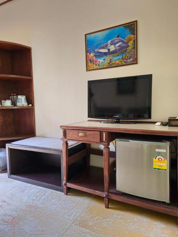 TV a/nebo společenská místnost v ubytování Baan Panwa Resort
