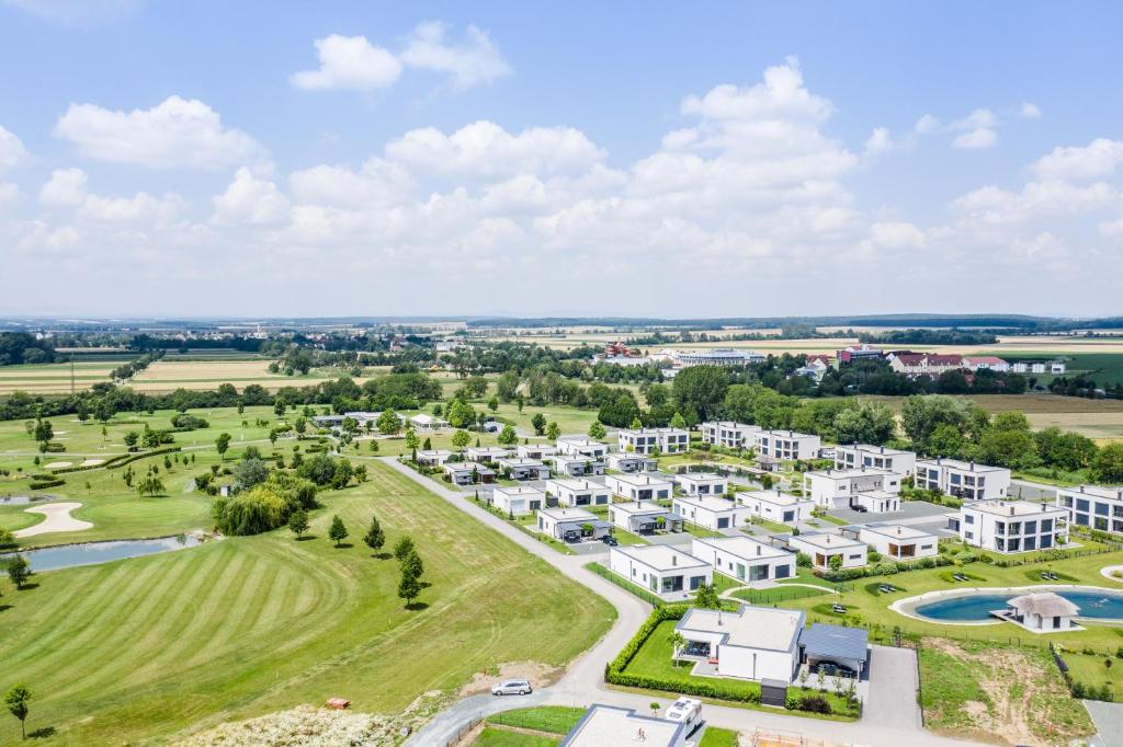 eine Luftansicht eines Apartmentkomplexes mit Park in der Unterkunft Appartements Thermen-Golfresort Pannonia in Zsira