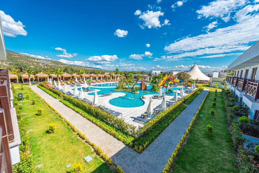 een luchtzicht op een zwembad in een resort bij Assos Barbarossa Special Class Hotel in Behramkale