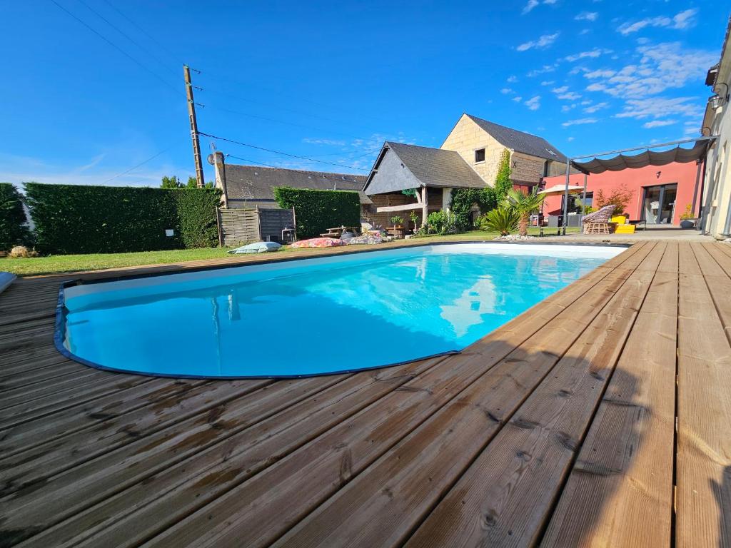 una piscina en la parte superior de una terraza de madera en Le Repaire de Bacchus en Saint-Nicolas-de-Bourgueil