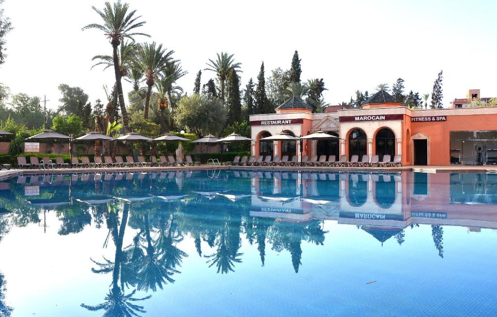 una piscina di fronte a un resort di Royal Mirage Deluxe a Marrakech