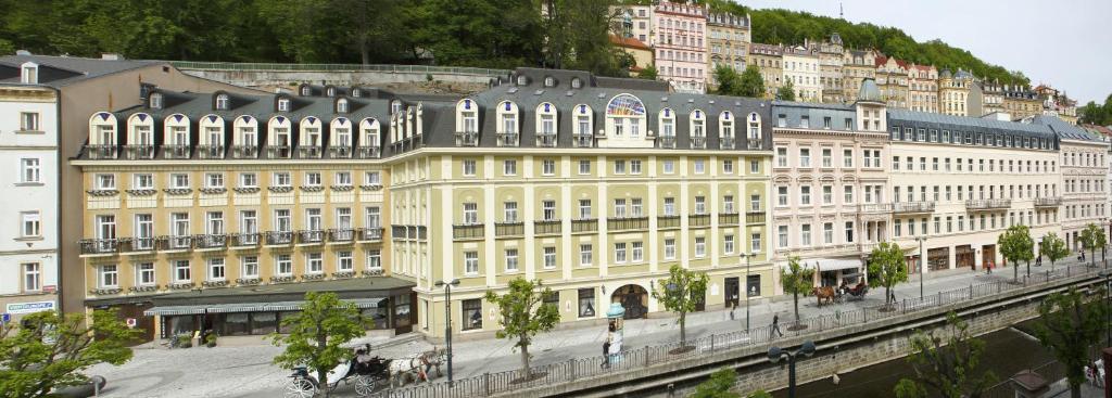 Nespecifikovaný výhled na destinaci Karlovy Vary nebo výhled na město při pohledu z hotelu