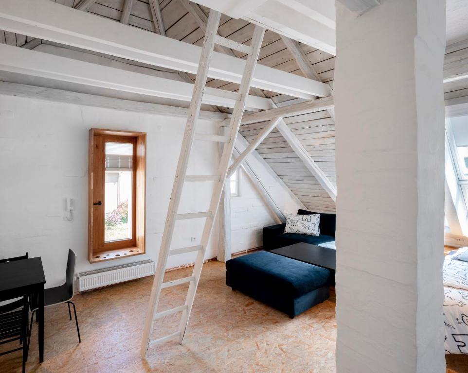 Postel nebo postele na pokoji v ubytování Tiny House, podkrovní apartmán a apartmán s výhledem do zahrady