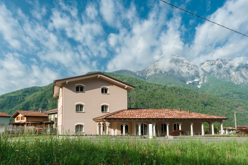 Nespecifikovaný výhled na hory nebo výhled na hory při pohledu z hotelu