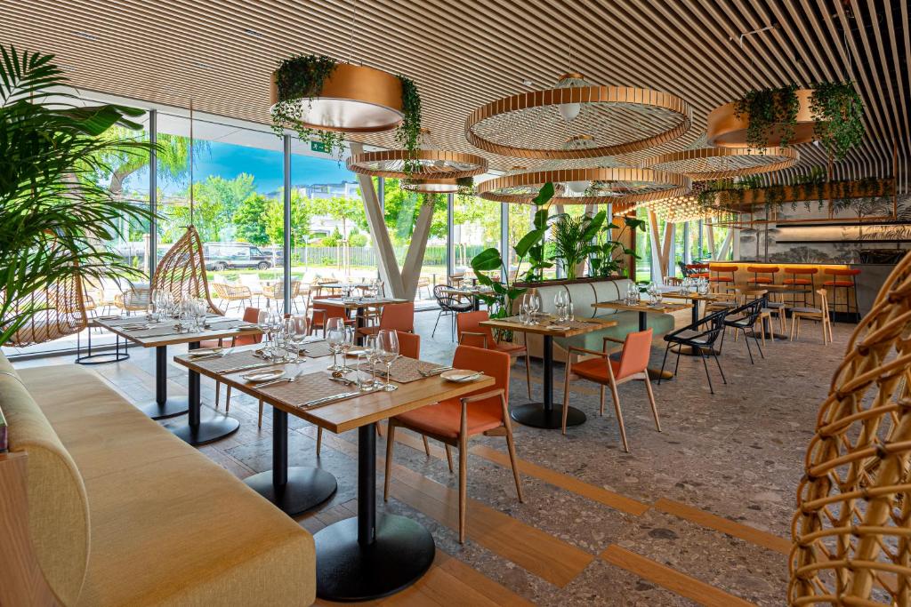 Restaurace v ubytování REED Luxury Hotel by Balaton