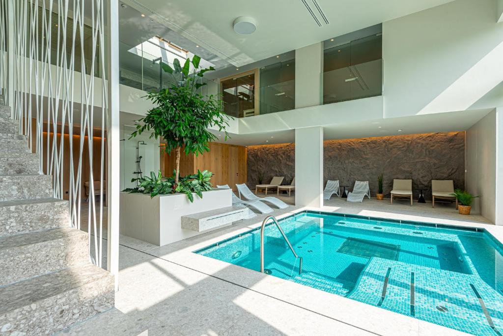 Bazén v ubytování REED Luxury Hotel by Balaton nebo v jeho okolí
