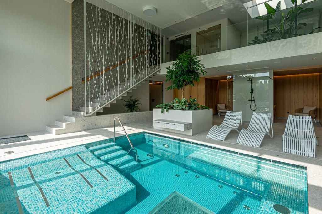 Bazén v ubytování REED Luxury Hotel by Balaton nebo v jeho okolí