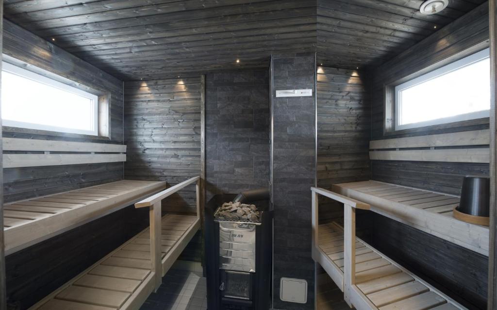 Palanda nebo palandy na pokoji v ubytování Kajaani Cottages