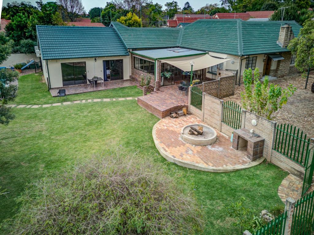 an aerial view of a house with a backyard at Edenvale Guest House in Edenvale