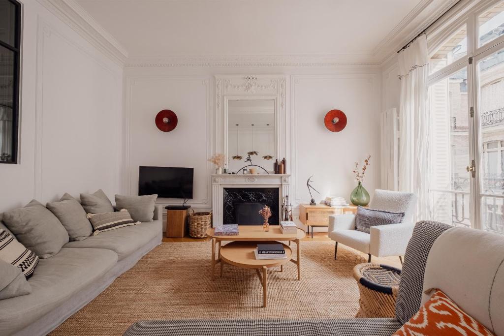sala de estar con sofá y mesa en Veeve - Heavenly Elegance en París