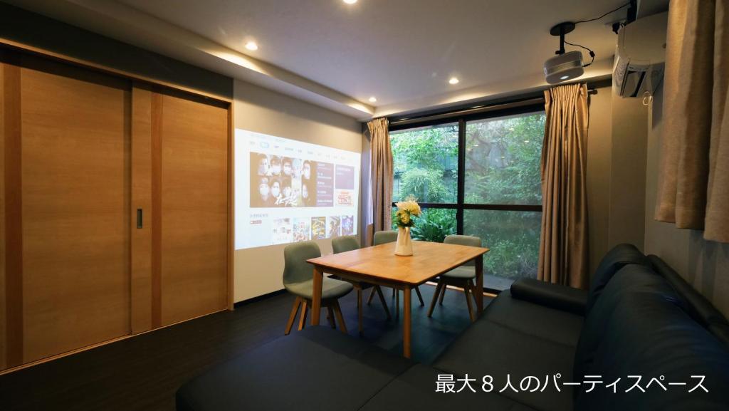 Habitación con mesa, sofá y ventana en 7PPL Shinjuku Gyoen丶 National Garden丶 Kabukicho丶 Shinjuku Station丶 Golden Gai丶 Tokyo Metropolitan Government Building YoS4, en Tokio