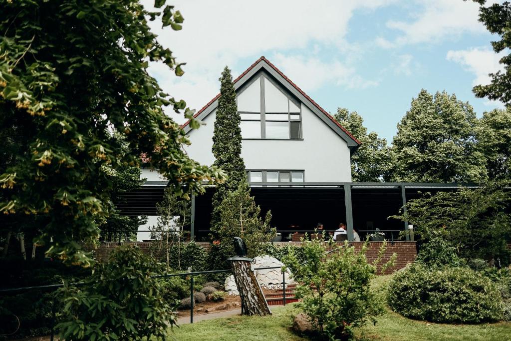 une maison avec un jardin en face dans l'établissement Paulshöhe, à Waren