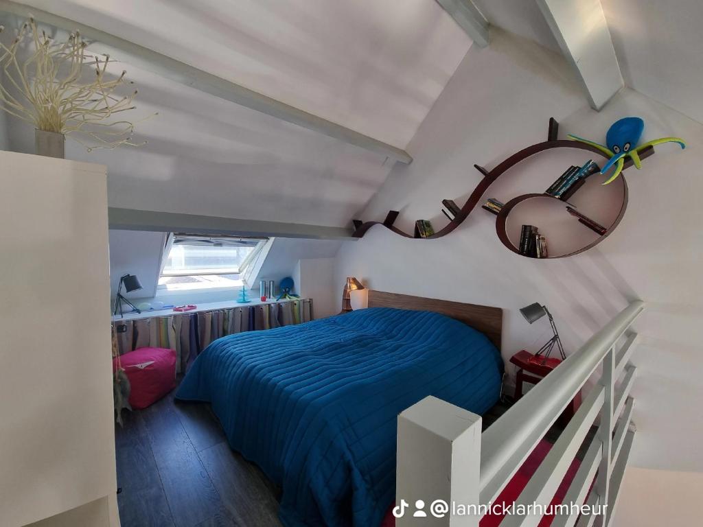 - une chambre avec un lit bleu dans l'établissement LOC'MARIA, à Sauzon