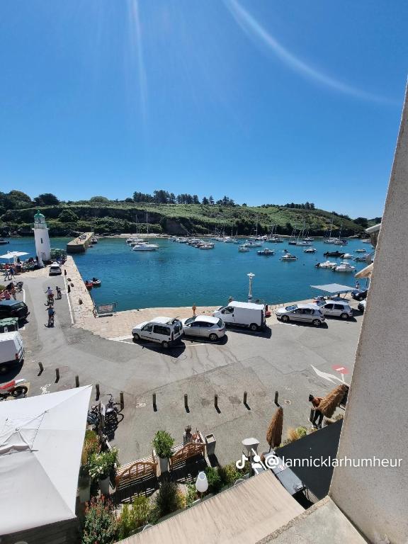 une vue d'une marina avec des bateaux dans l'eau dans l'établissement CAROL'S Sauzon, à Sauzon