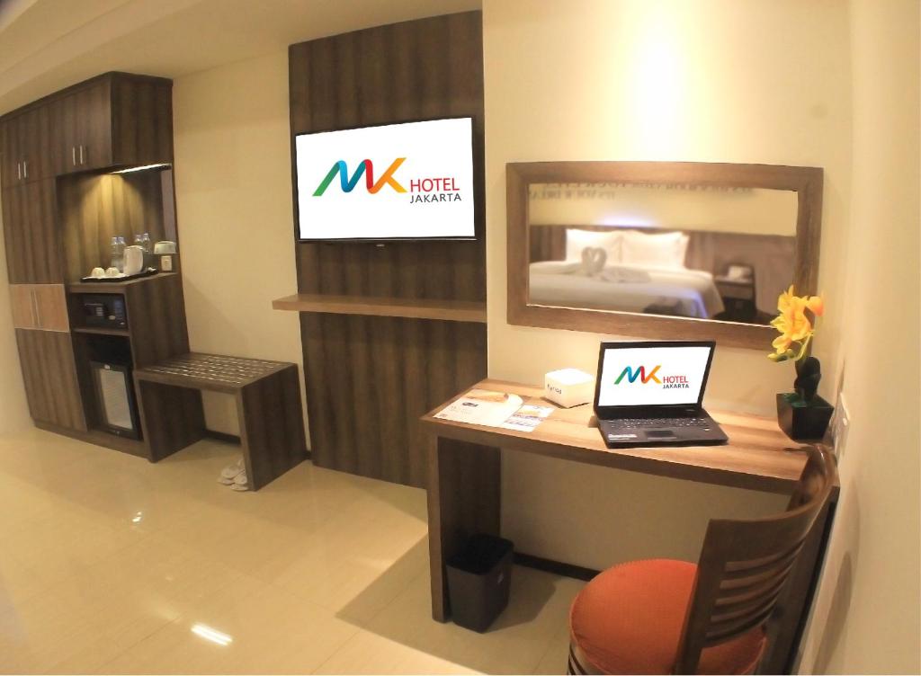 TV a/nebo společenská místnost v ubytování MK Hotel Jakarta